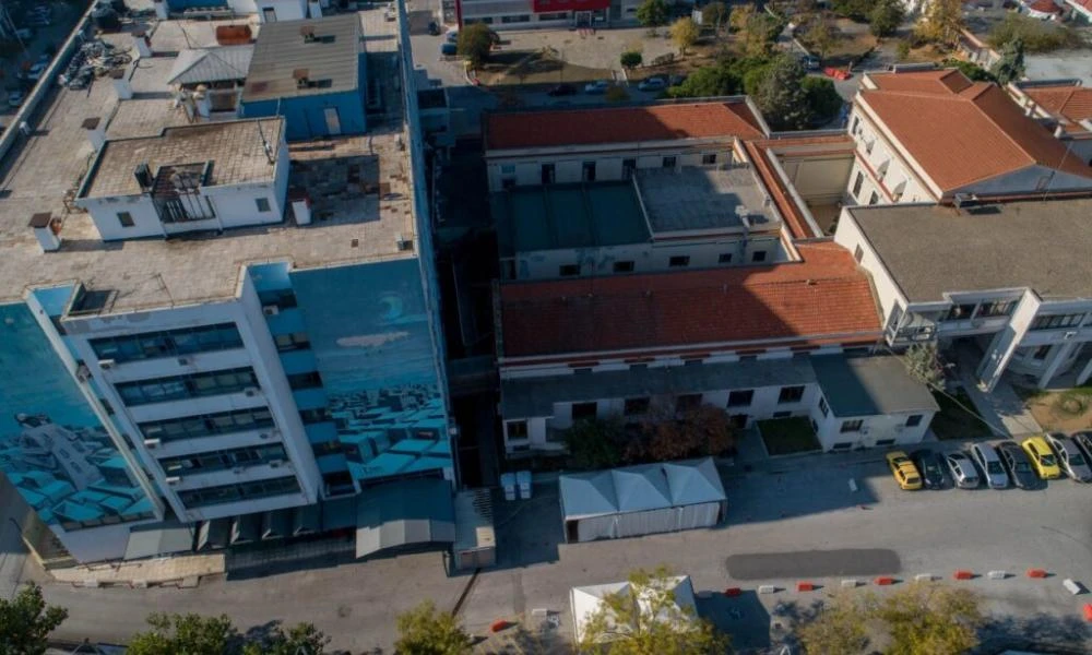 Θεσσαλονίκη: ΙΧ έπεσε στην τζαμαρία εισόδου του Ιπποκρατείου νοσοκομείου